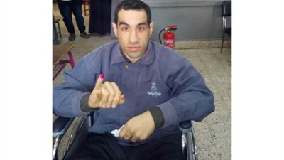 شاب من ذوي الاحتياجات يدلي بصوته بـ”المنوفية“