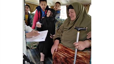 قاضٍ يساعد مسنة على الإدلاء بصوتها خارج اللجنة بالدقهلية