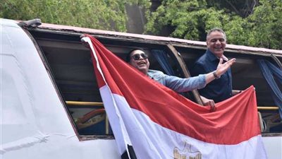 الفنان حكيم يجوب شوارع القاهرة بأتوبيس مكشوف ويدعو للتصويت (صور)