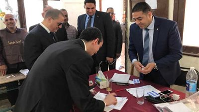 رئيس لجنة الاستفتاء والقضاة يدلون بأصواتهم في لجان الوافدين بأسيوط