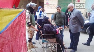 رئيس حي البساتين يتابع الاستفتاء من أمام المقار الانتخابية