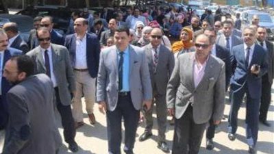 رئيس جهاز حماية المستهلك يشارك في عملية الاستفتاء.. (صور)