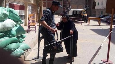 مسنة في التسعين لم يمنعها مرضها من التصويت في الاستفتاء