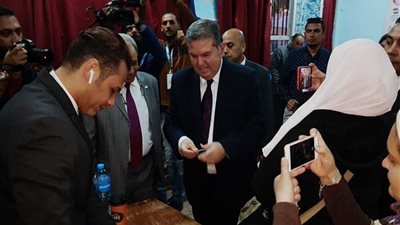 وزير قطاع الأعمال العام يدلي بصوته في الاستفتاء بالتجمع الخامس (صور)