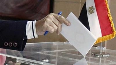 أعضاء منتخب مصر للسباحة يدلون بأصواتهم في الاستفتاء على التعديلات الدستورية بالكويت