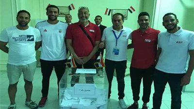 سباحو المياه المفتوحة يدلون بأصواتهم في التعديلات الدستورية بالكويت.. (صور)