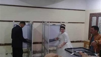 عروسان يدليان بصوتيهما في الاستفتاء بالبحيرة
