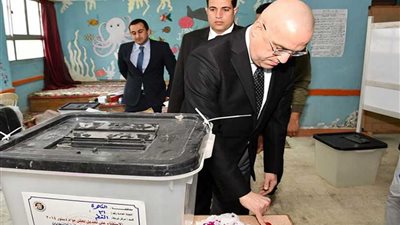 وزير الإسكان يدلي بصوته بالاستفتاء على التعديلات الدستورية