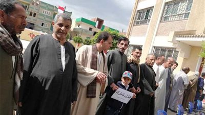 توافد المواطنين بأعداد كبيرة على لجان الاستفتاء بالغربية