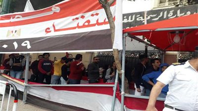 بالصور.. إقبال كثيف من المواطنين على لجان الاستفتاء بمدرسة قصر الدوبارة بـ