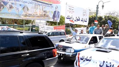 مسيرة حاشدة للعاملين بشركة المياه بالمنيا في طريقهم للاستفتاء