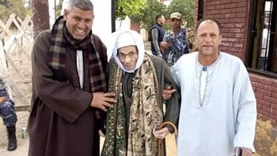 كبار السن وذوو الاحتياجات الخاصة يتوافدون على لجان الاستفتاء بـ