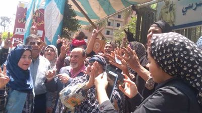 سيدات المنوفية يطلقن الزغاريد أمام لجان الاستفتاء