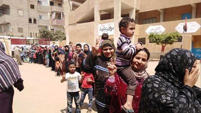نساء بني سويف يحتشدن في حب الوطن أمام لجان الاستفتاء (صور)