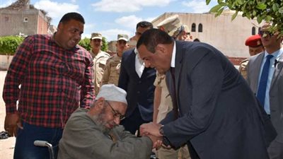 محافظ البحيرة يتابع سير عملية الاستفتاء على الدستور بلجان دمنهور