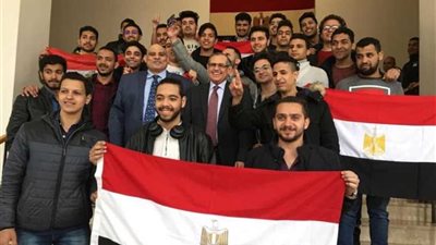 المصريون بروسيا يلتفون حول علم مصر