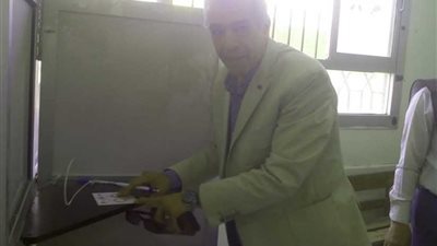 وكيل تعليم القليوبية يدلي بصوته في الاستفتاء بلجنة في بنها