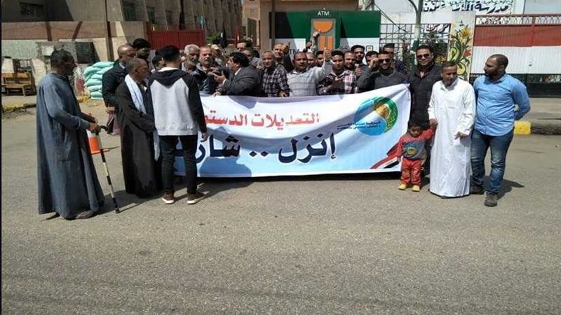 بلافتات ”انزل وشارك“..