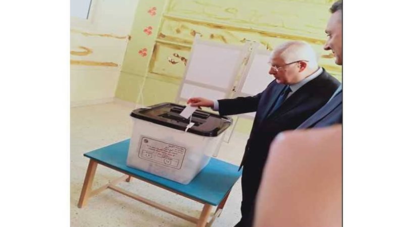 عدلي منصور يدلي بصوته