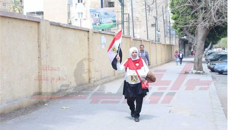 سيدة ترتدي فستان