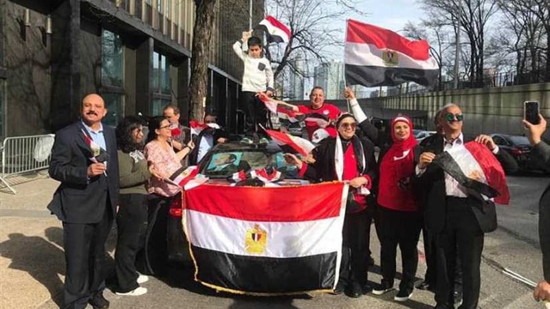 علم مصر يحيط بالمصريين