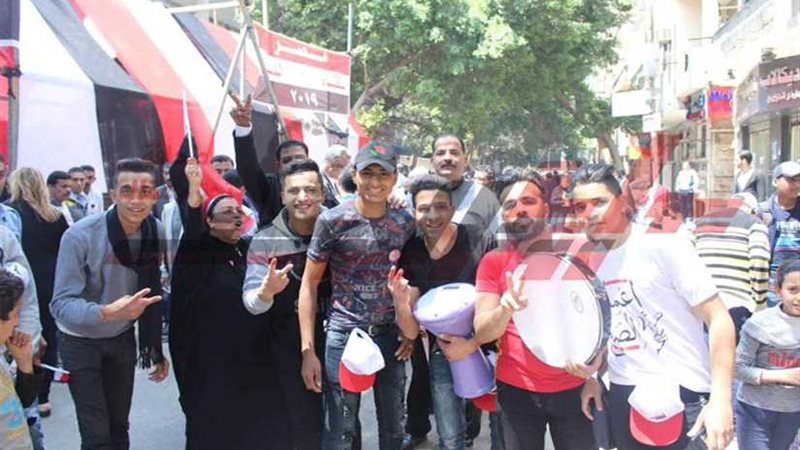 بالدف والطبول.. نزلوا