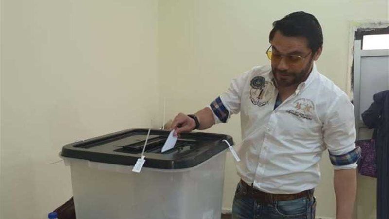 أحمد حسن يدلي بصوته