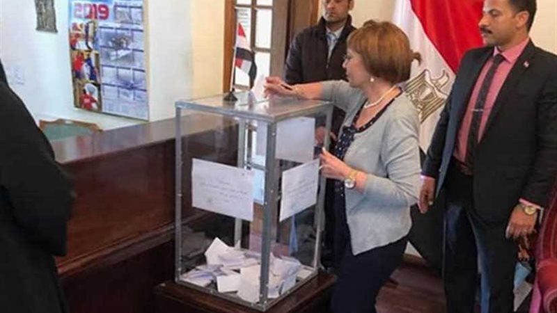 المصريون يواصلون