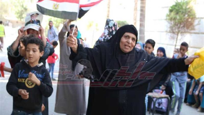 رقص المواطنين بالعلم