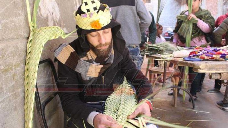 بـسعف النخيل يصنعون