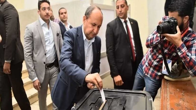 وزير الصناعة أثناء