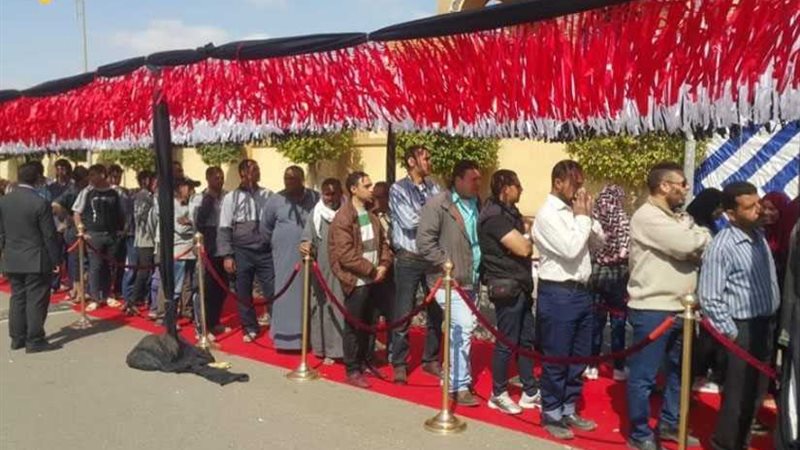 إقبال كبير من الشباب