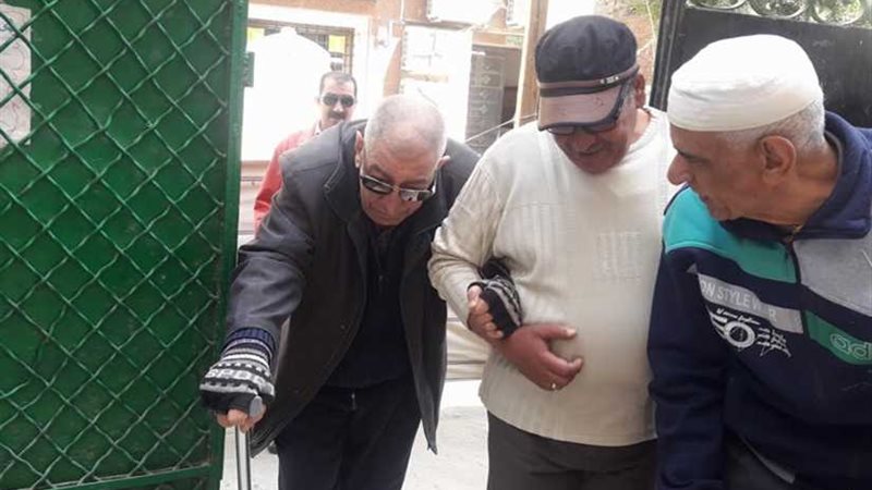 كبار السن يتقدمون