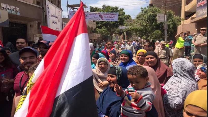 السيدات يحتشدن بأعلام