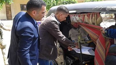 مريض يدلي بصوته داخل توك توك ببنها