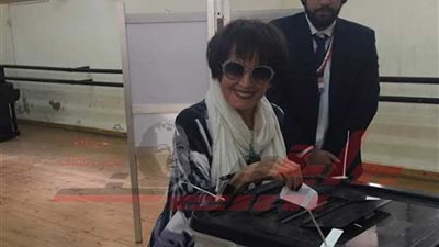 سميرة أحمد تدلي بصوتها في استفتاء الدستور