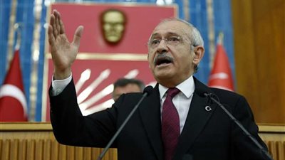 الاعتداء على زعيم المعارضة التركية أثناء مشاركته في مراسم جنازة بـ