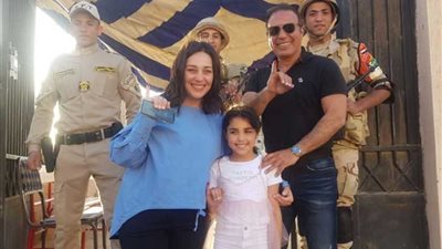 بالصور أيمن يونس وعائلته يشاركون في التصويت في الاستفتاء على التعديلات الدستورية