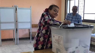 ليلى طاهر تدلي بصوتها في الاستفتاء على التعديلات الدستورية (صور)