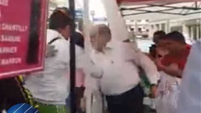 جزائريون يطردون قياديًا إخوانيًا من مظاهرة ضد النظام.. (فيديو)