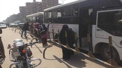 شبرا الخيمة تدفع بوسائل نقل للمواطنين للإدلاء بأصواتهم على تعديل الدستور