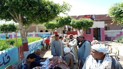 (صور) الشباب وأسر الشهداء في مقدمة الناخبين على الاستفتاء في بني سويف