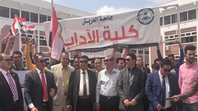 رئيس جامعة العريش يقود مسيرة ثانية للطلاب للإدلاء بأصواتهم في الاستفتاء على التعديلات الدستورية