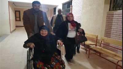 بالصور.. كبار السن حرصوا للنزول للمشاركة في التصويت على الاستفتاء بمطروح