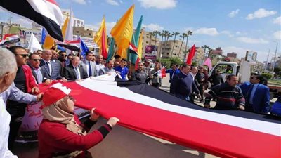 مسيرة حاشدة بأطول علم مصري لشباب كفر الشيخ لحث المواطنين على المشاركة بالاستفتاء