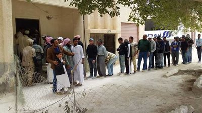 بالصور.. إقبال متزايد على لجان التصويت بمدينة الضبعة بمطروح