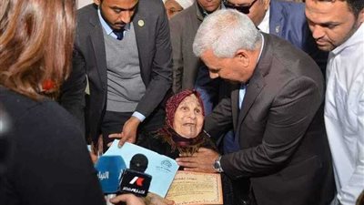 محافظ مطروح يكرِّم معمرات السلوم المشاركات في الاستفتاء على التعديلات الدستورية