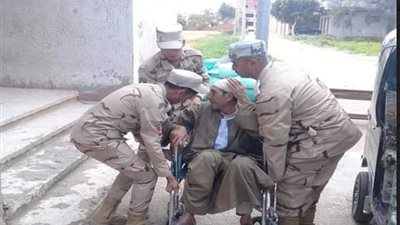 قوات تأمين لجان الاستفتاء يحملون كبار السن وذوي الاحتياجات الخاصة بـ