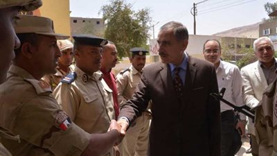 محافظ أسيوط يتفقد بعض لجان الاستفتاء بالغنايم ويشيد بالإقبال الكثيف والتمثيل المشرف للمرأة.. (صور)