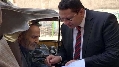 قاضٍ يخرج من لجنته لمعاونة مريض على الاستفتاء على التعديلات الدستورية